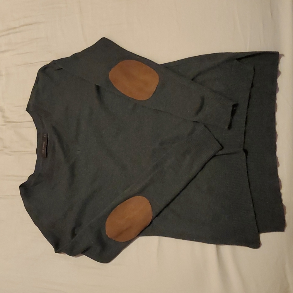 Long sleeved grey sweater